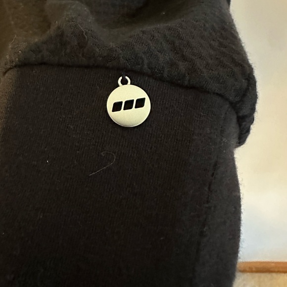 Lorna Jane EUC black lightweight sweatshirt with mesh sleeves. Size Large - Picture 2 of 4